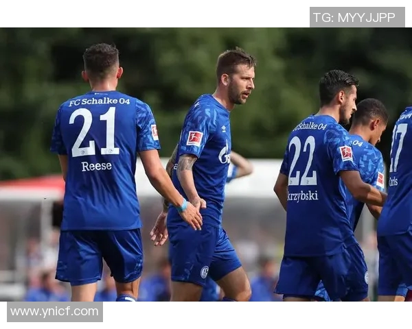 沙尔克险胜连胜五轮,德甲序曲震撼开启 沙尔克险胜连胜五轮,德甲序曲震撼开启